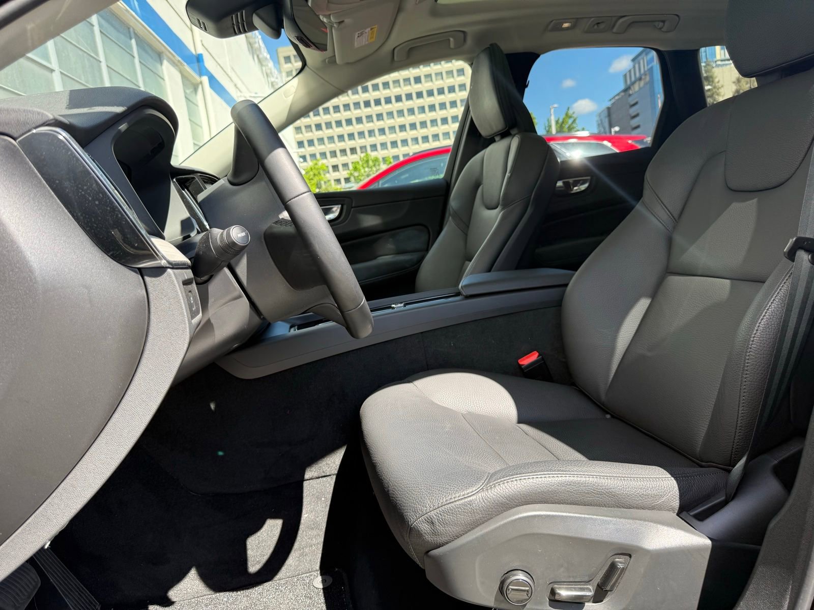 Used 2025 Volvo XC60 B5 Plus image 11