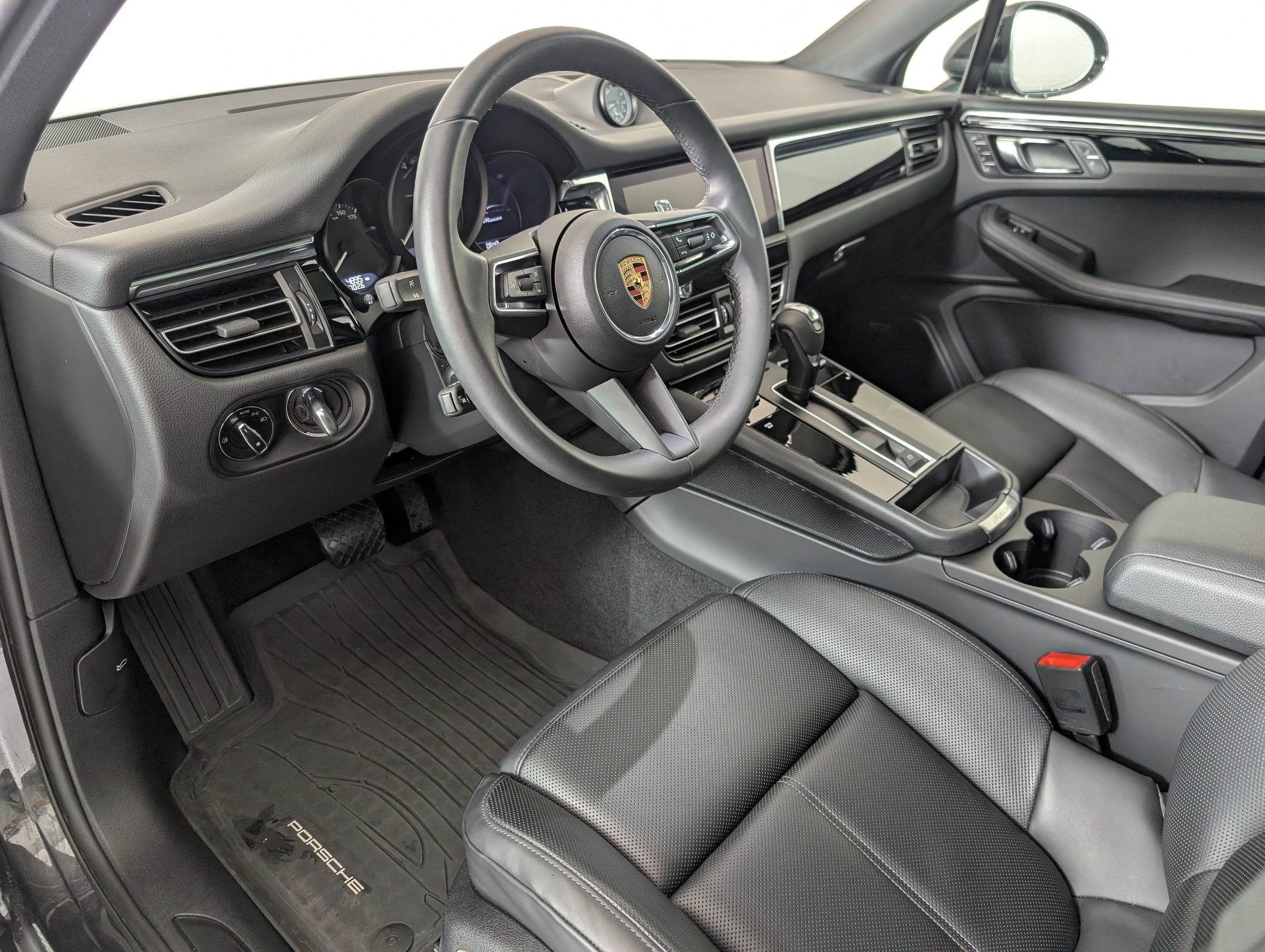 Used 2025 Porsche Macan image 4