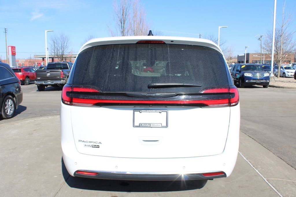 Used 2023 Chrysler Pacifica Touring-L image 8
