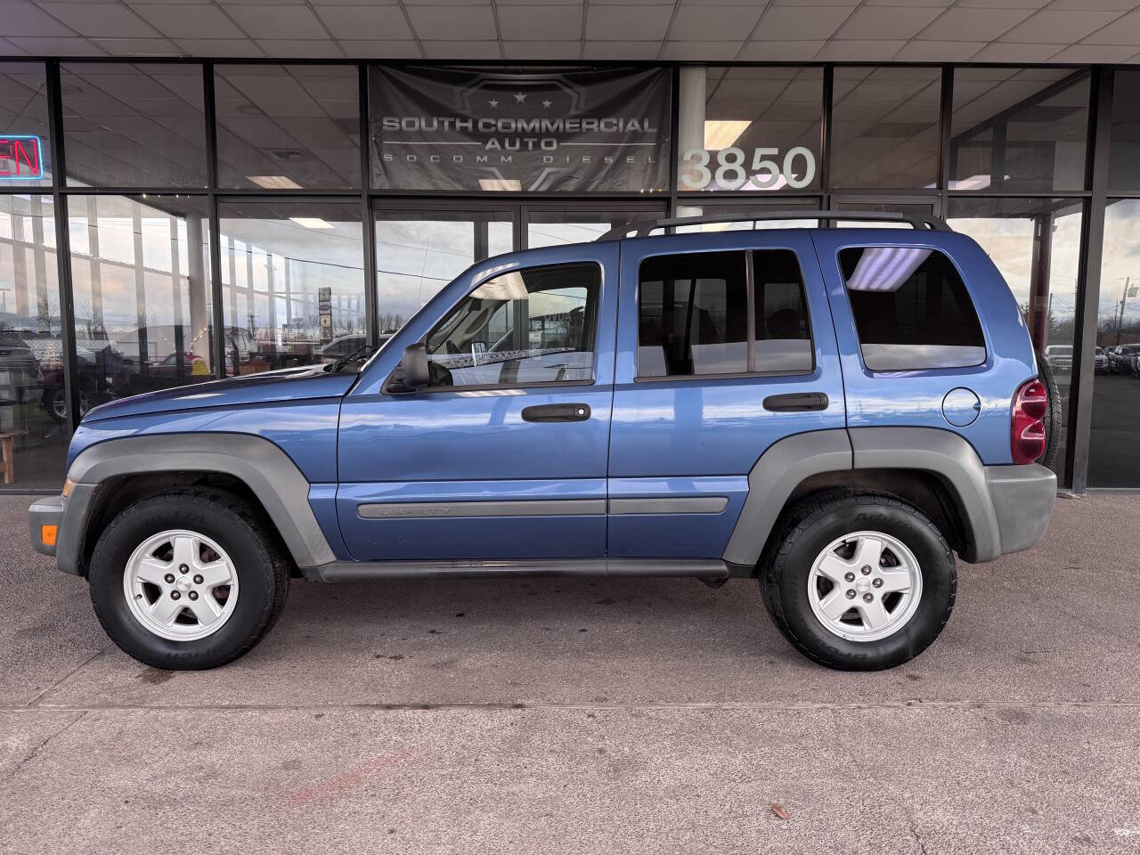 Used 2005 Jeep Liberty Sport image 2