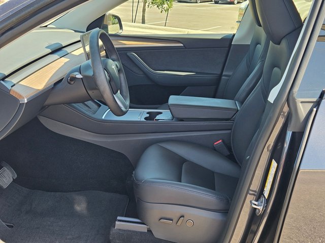 Used 2025 Tesla Model Y Long Range RWD image 16