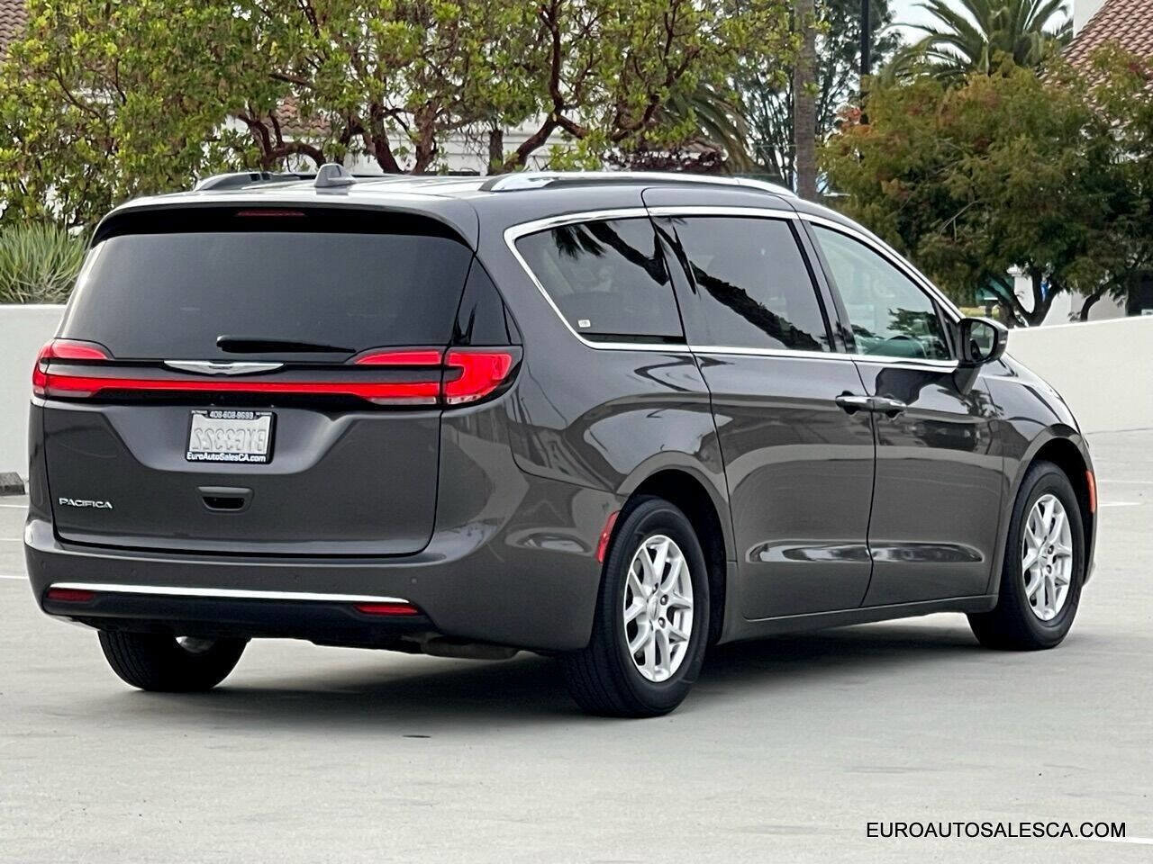 Used 2021 Chrysler Pacifica Touring-L image 4