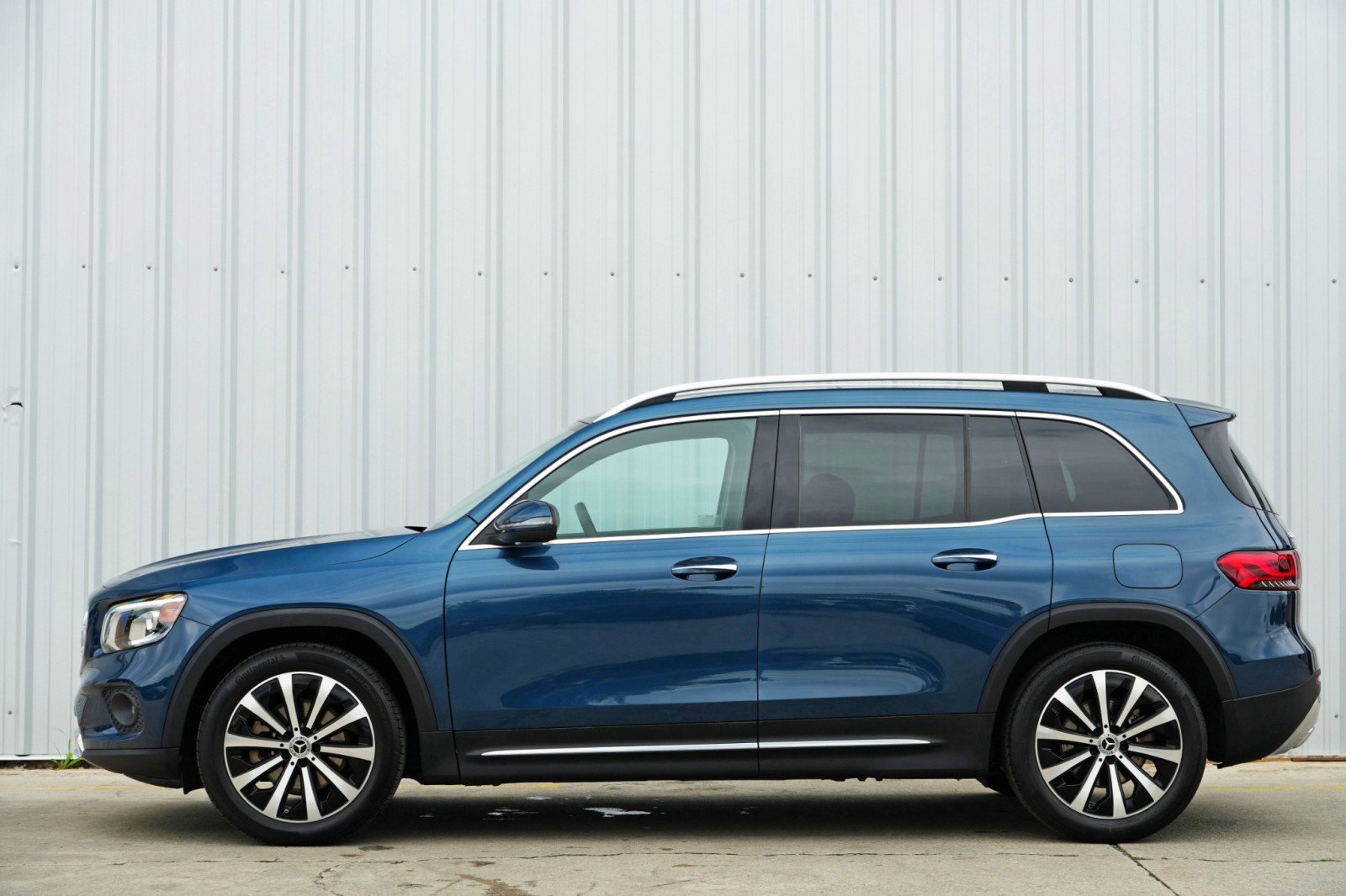 Used 2023 Mercedes-Benz GLB 250 w/ Premium Package image 9