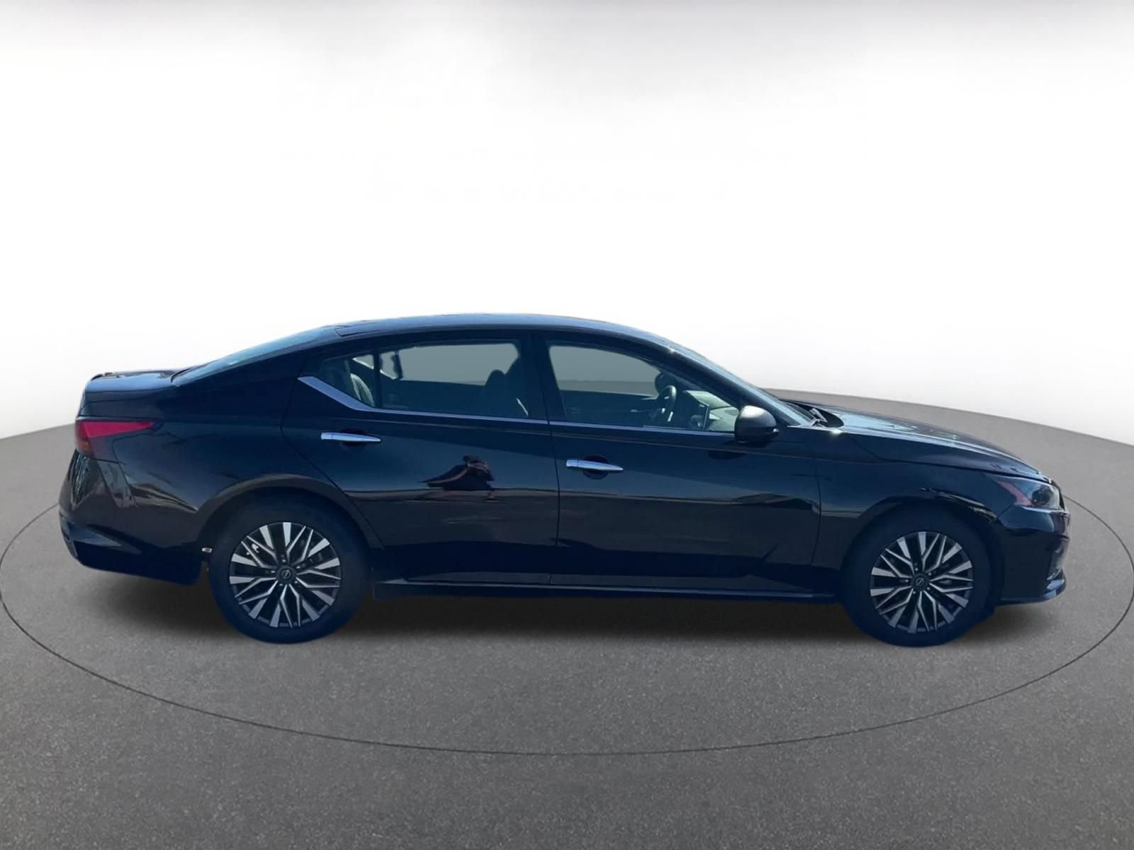 Used 2025 Nissan Altima 2.5 SV FWD image 15