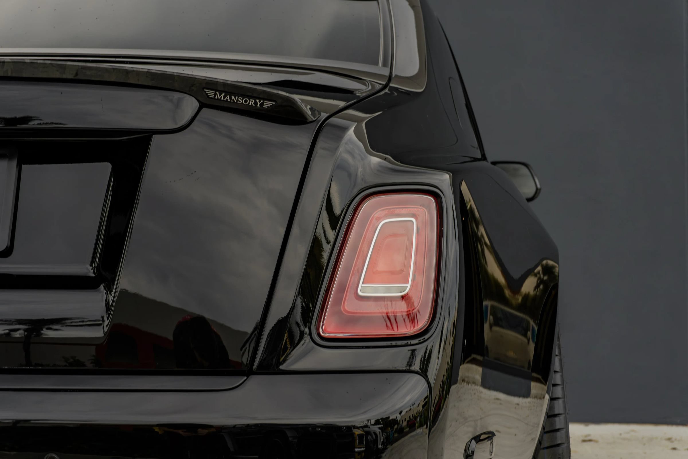 Used 2024 Rolls-Royce Phantom Sedan RWD image 44