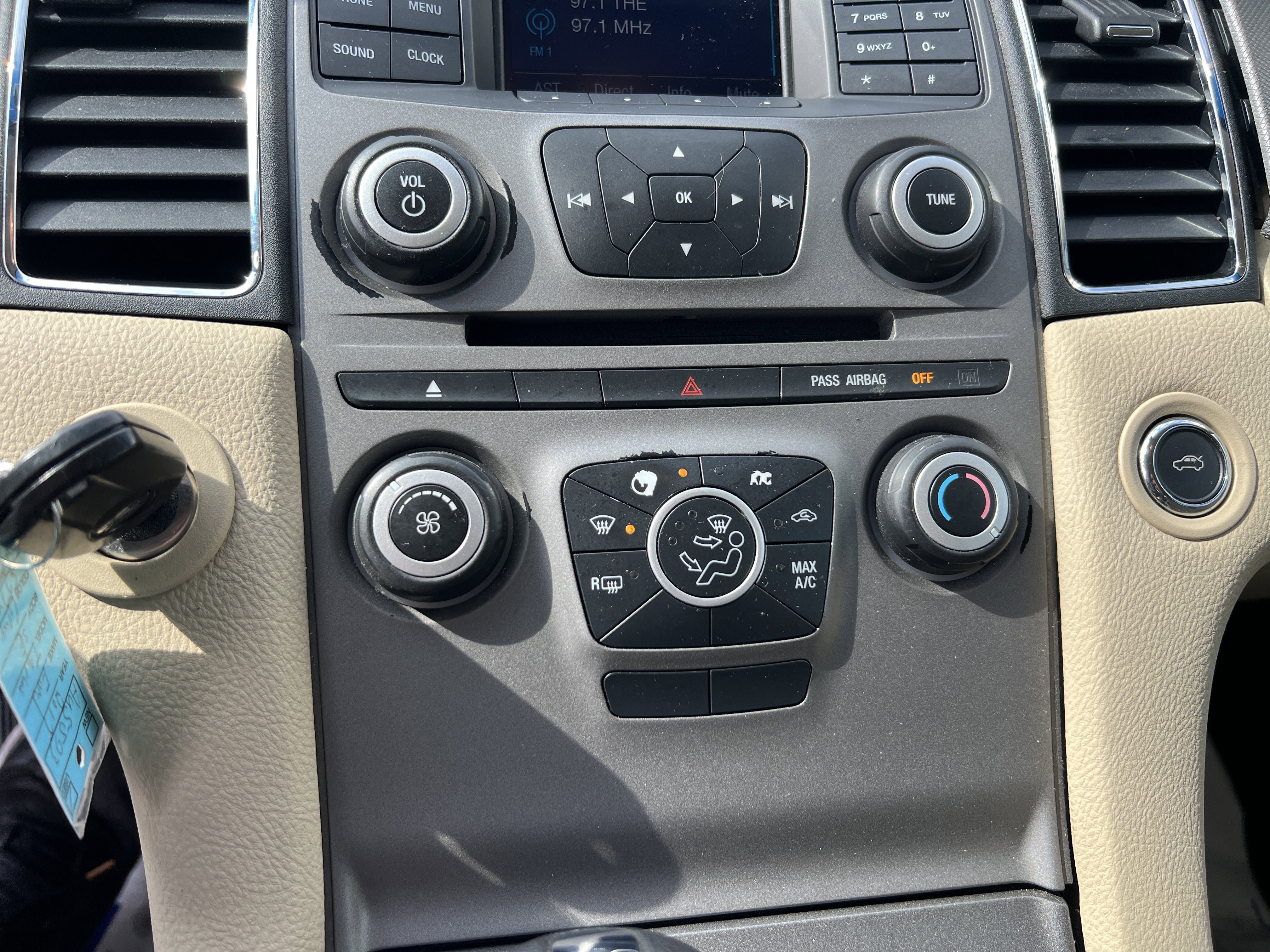 Used 2017 Ford Taurus SE FWD image 18