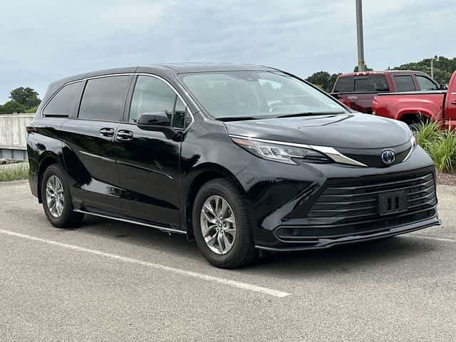 Used 2023 Toyota Sienna LE AWD/4WD image 20