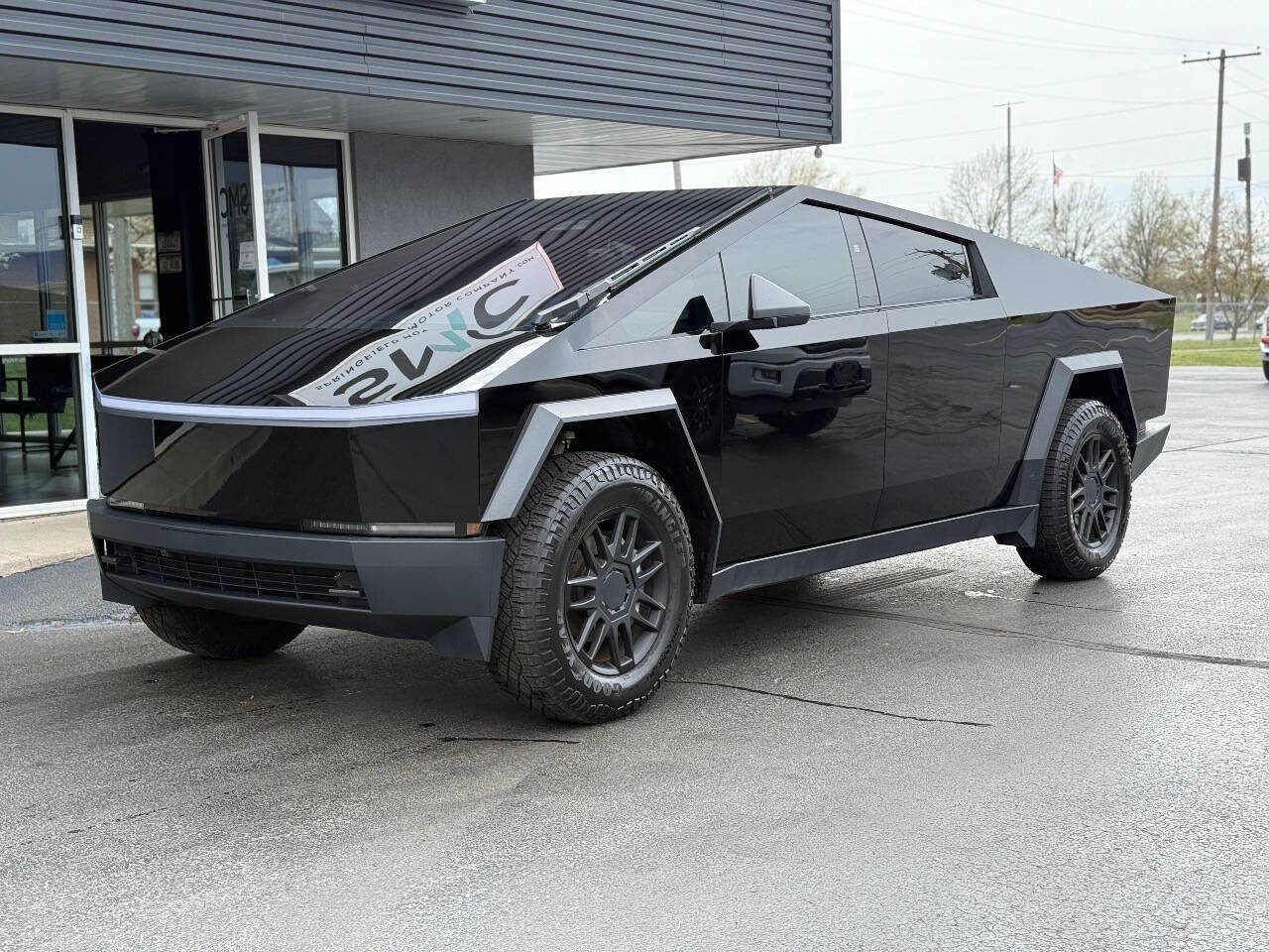 Used 2024 Tesla Cybertruck AWD Crew Cab image 4