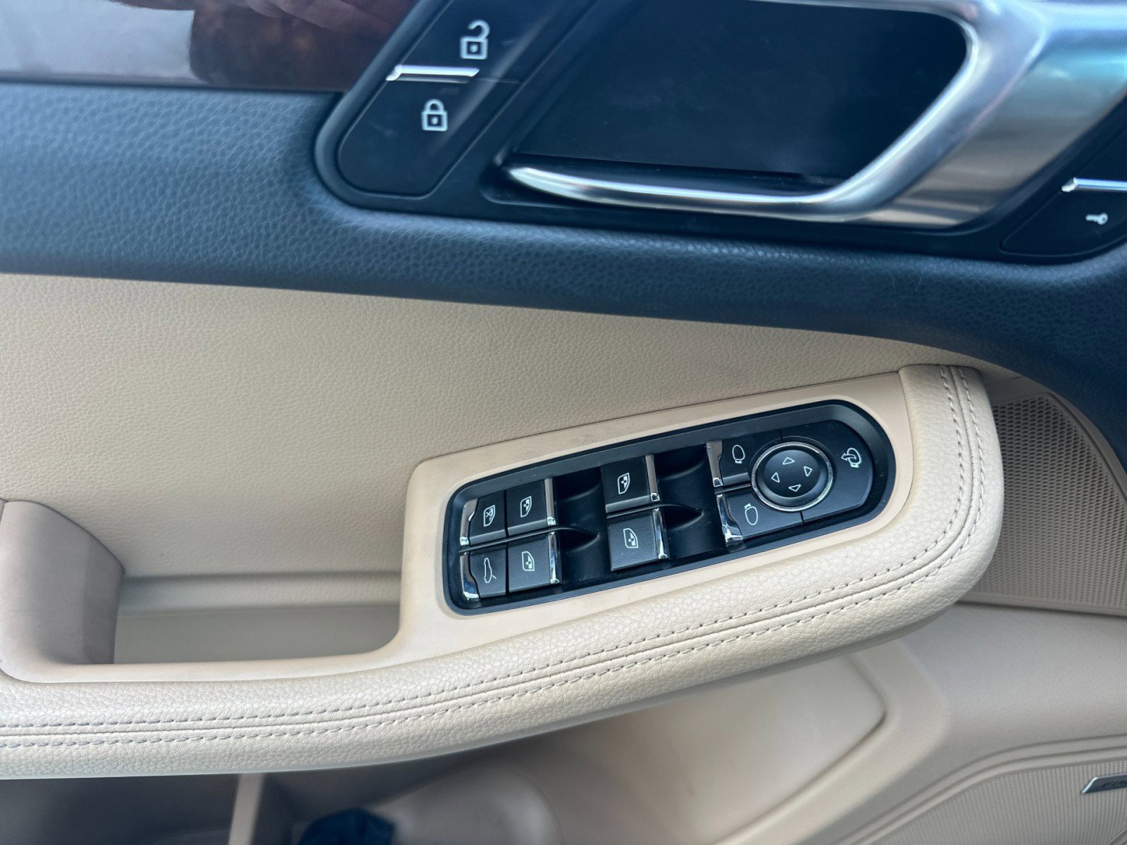 Certified 2023 Porsche Macan w/ Premium Package Plus image 12