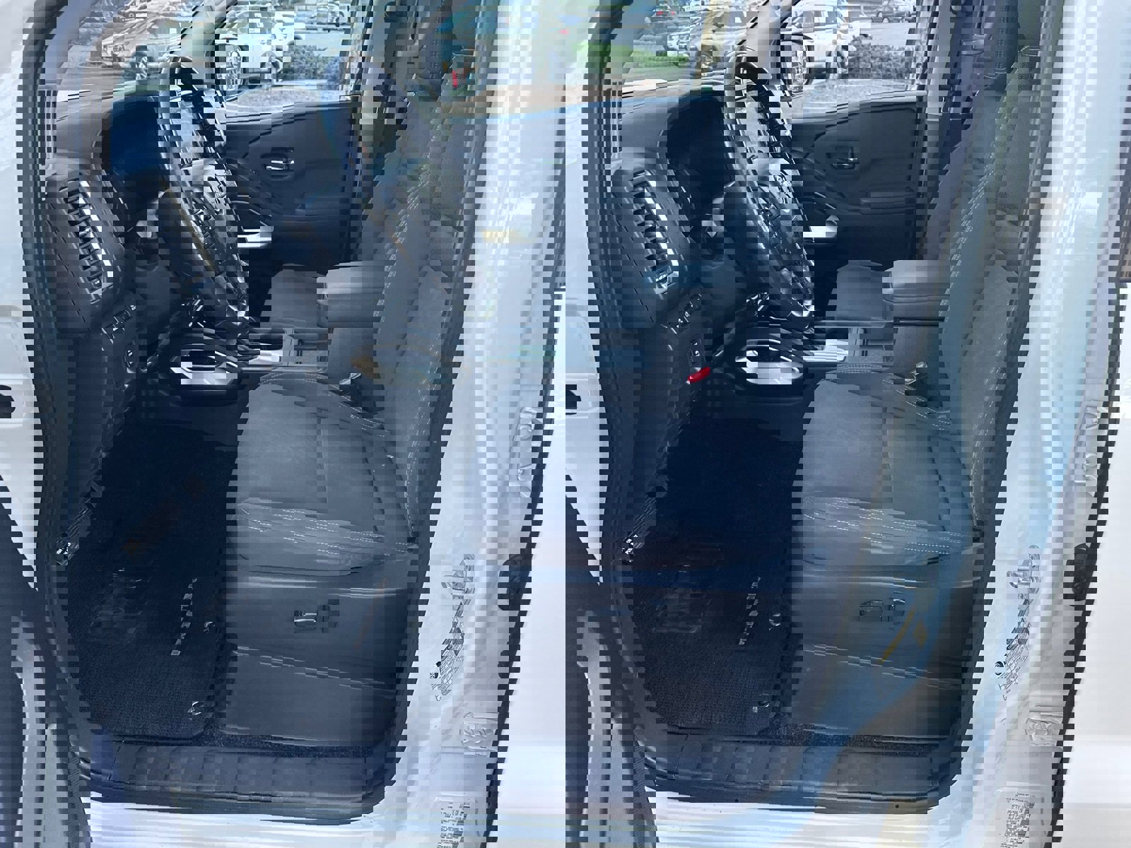 Used 2022 Nissan Frontier SV image 9