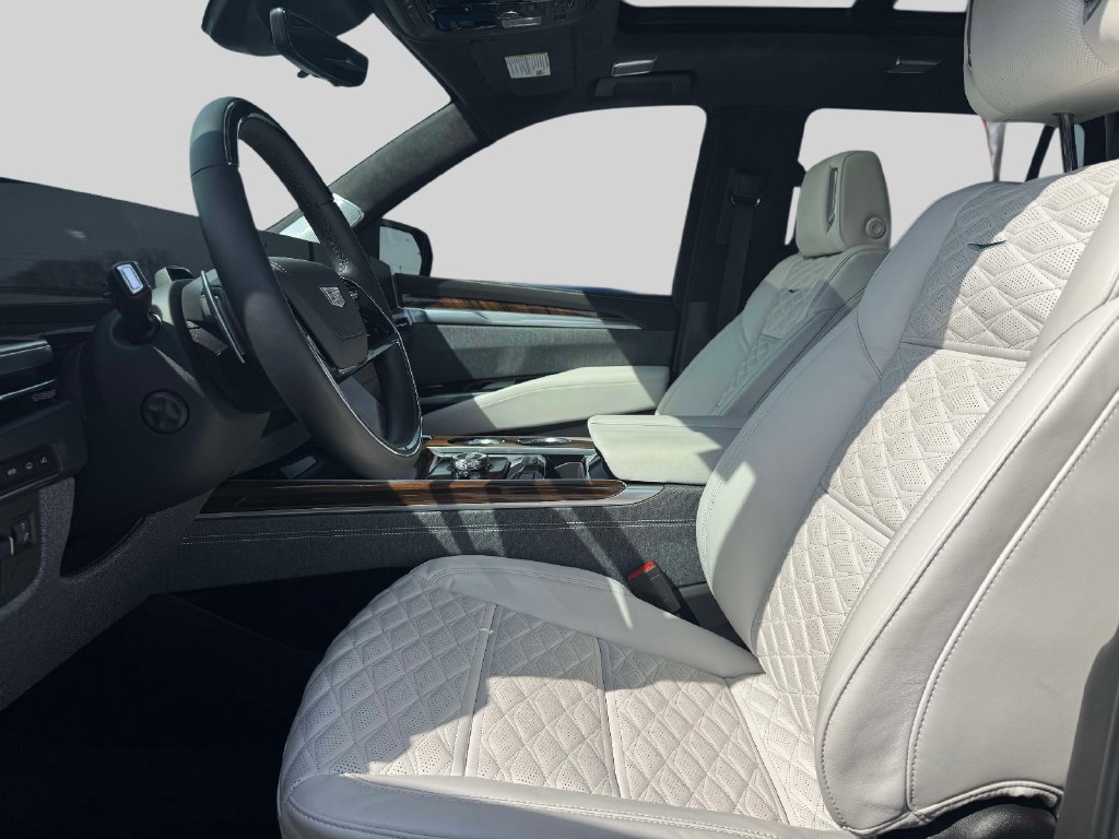 Used 2025 Cadillac Escalade Sport Platinum w/ LPO, Floor Liner Package AWD/4WD image 15