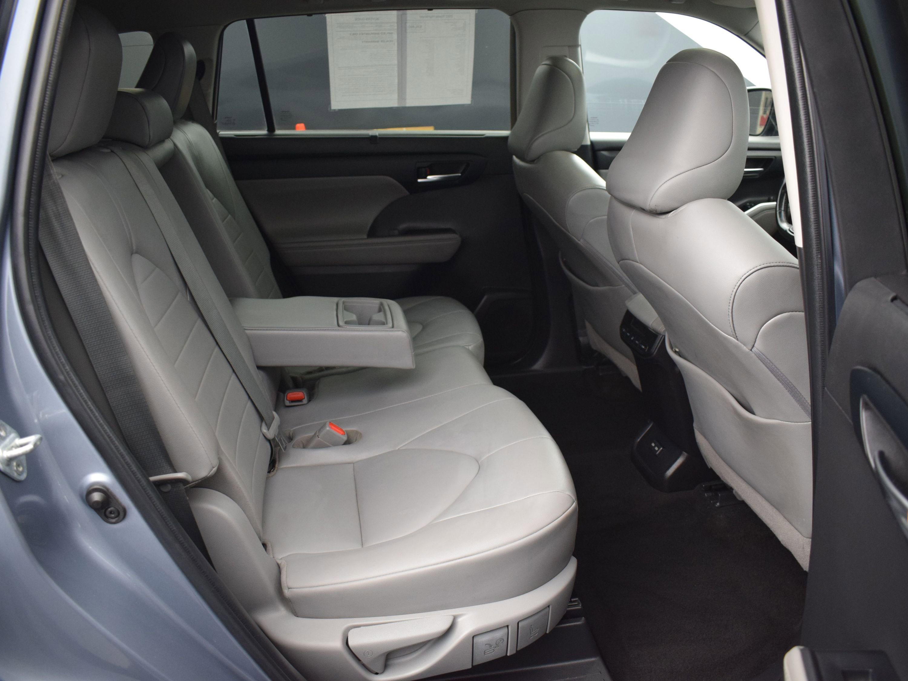 Used 2022 Toyota Highlander XLE AWD/4WD image 11
