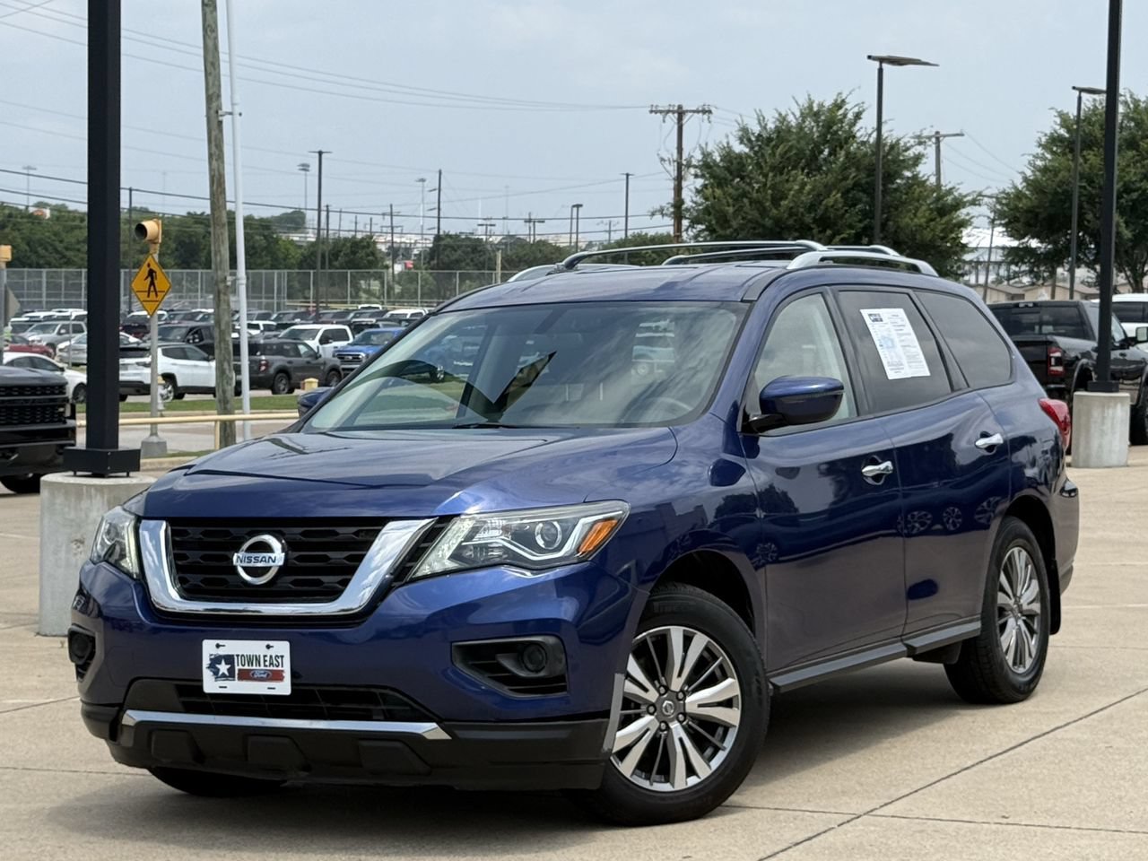 Used 2019 Nissan Pathfinder S FWD image 2