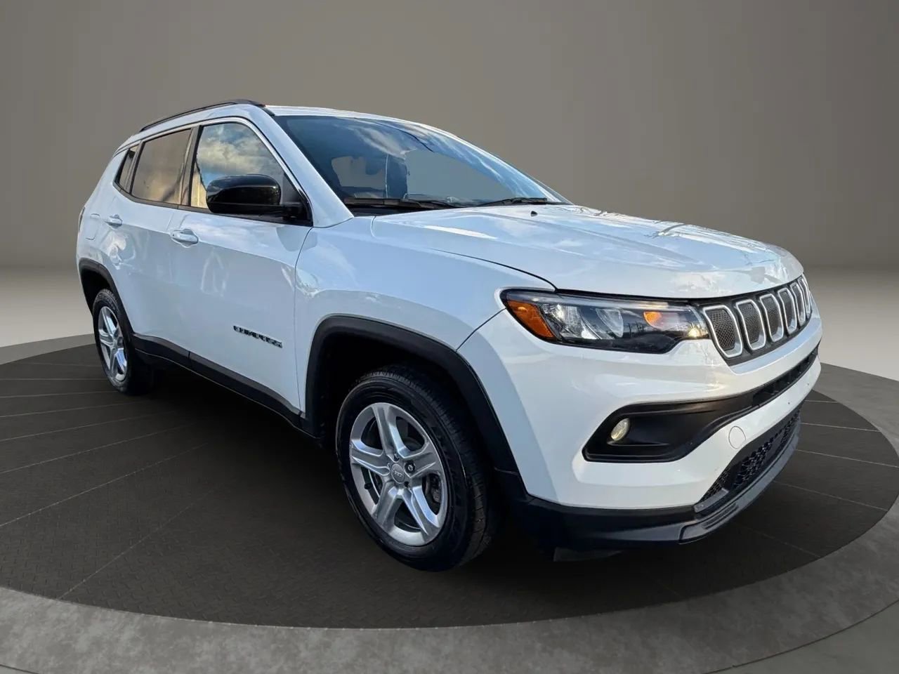 Used 2023 Jeep Compass Latitude image 3