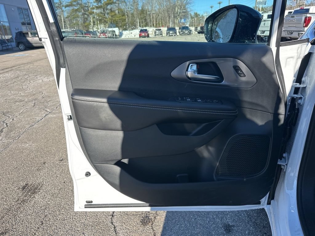 New 2026 Chrysler Pacifica Select AWD/4WD image 12