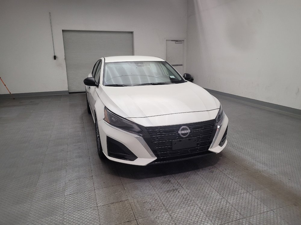 Used 2025 Nissan Altima 2.5 SV FWD image 14
