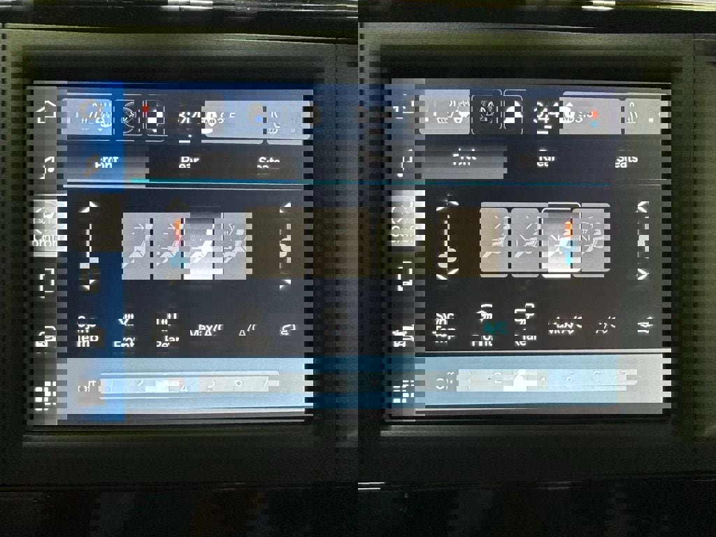 Used 2023 Chrysler Voyager LX image 28