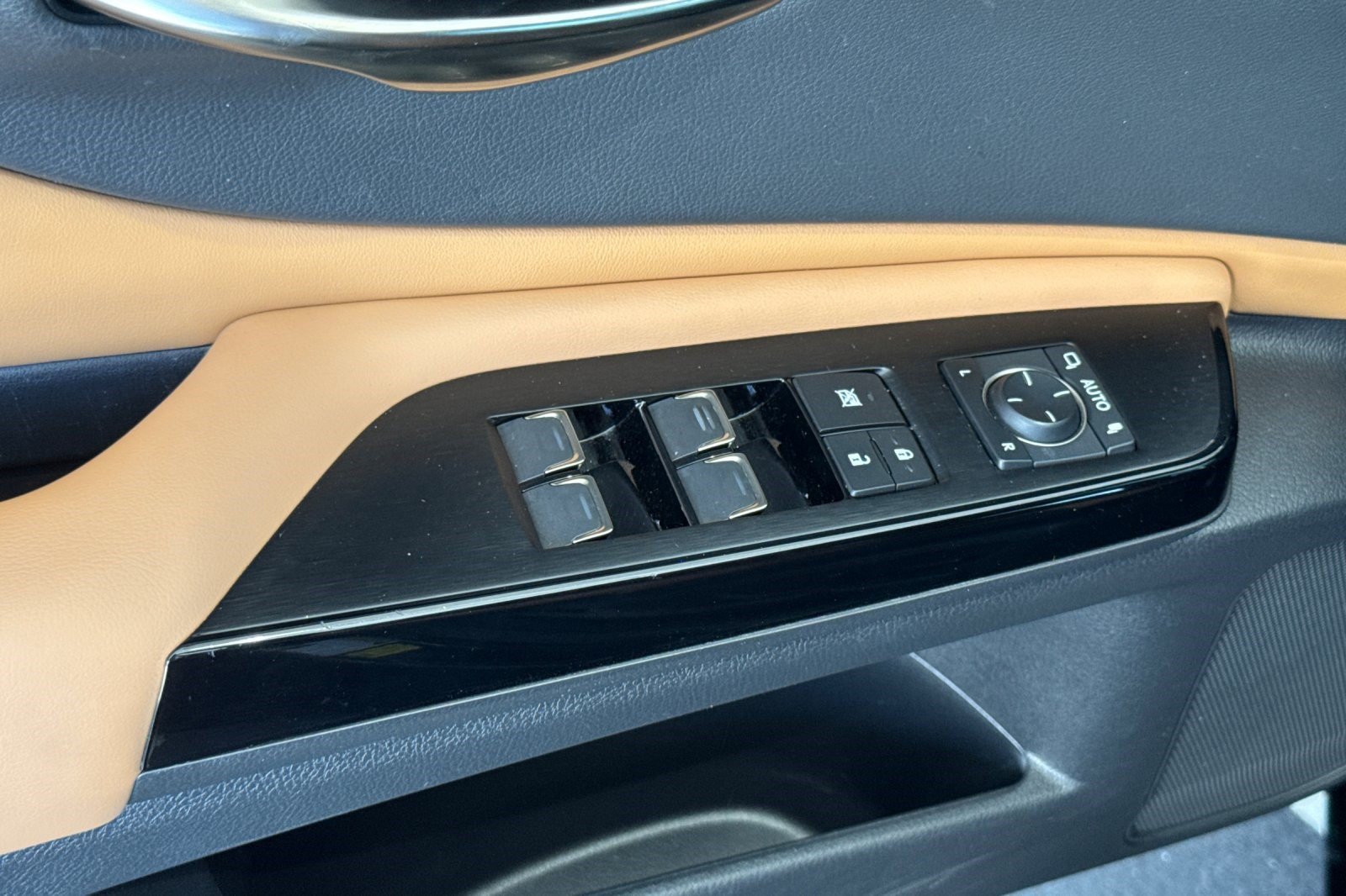 Certified 2024 Lexus ES 300h w/ Premium Package FWD image 13