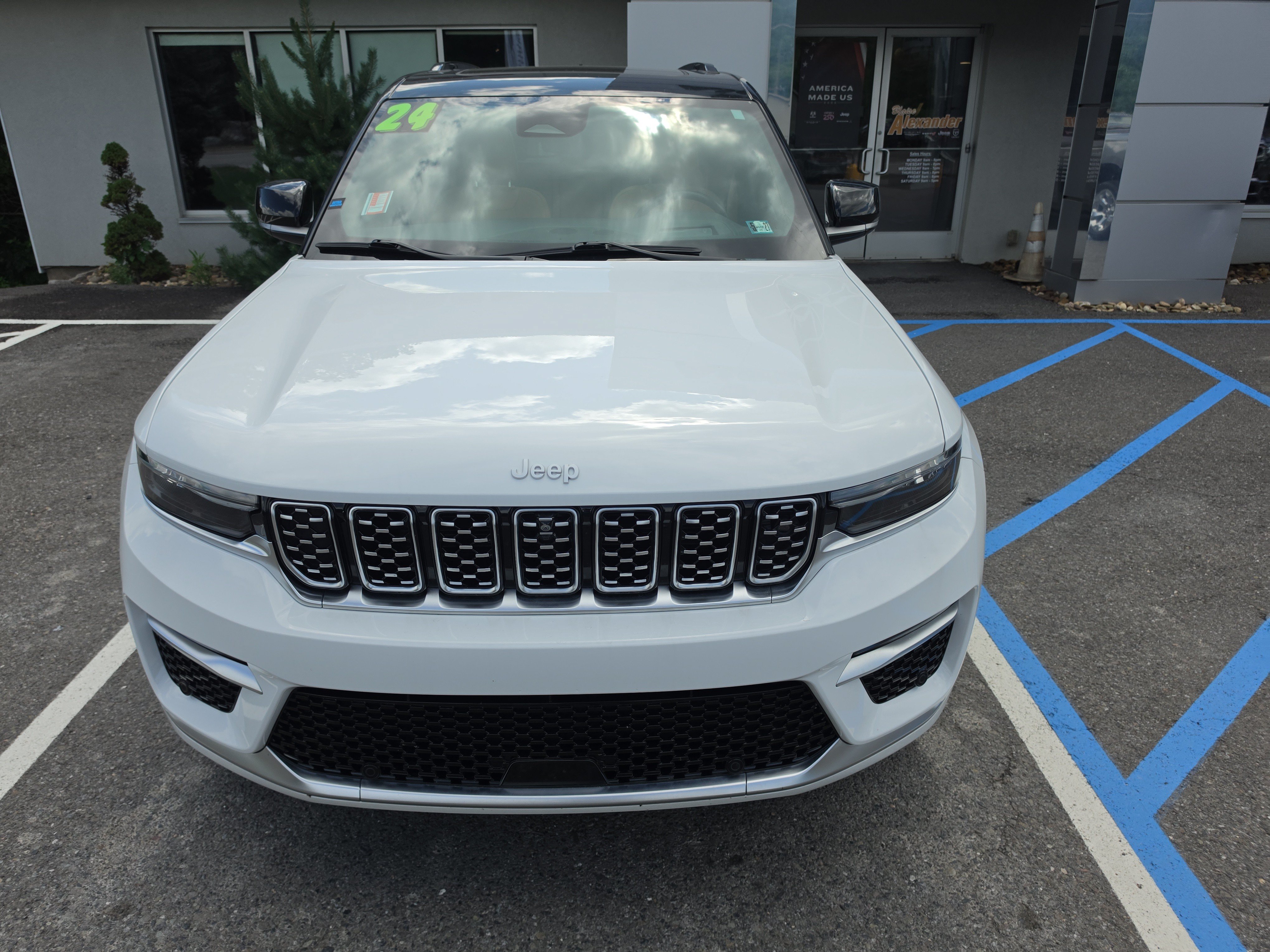 Used 2024 Jeep Grand Cherokee Summit w/ Adv Protech Group IV AWD/4WD image 9