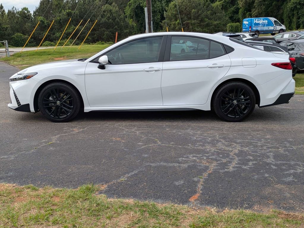 Used 2025 Toyota Camry SE FWD image 4