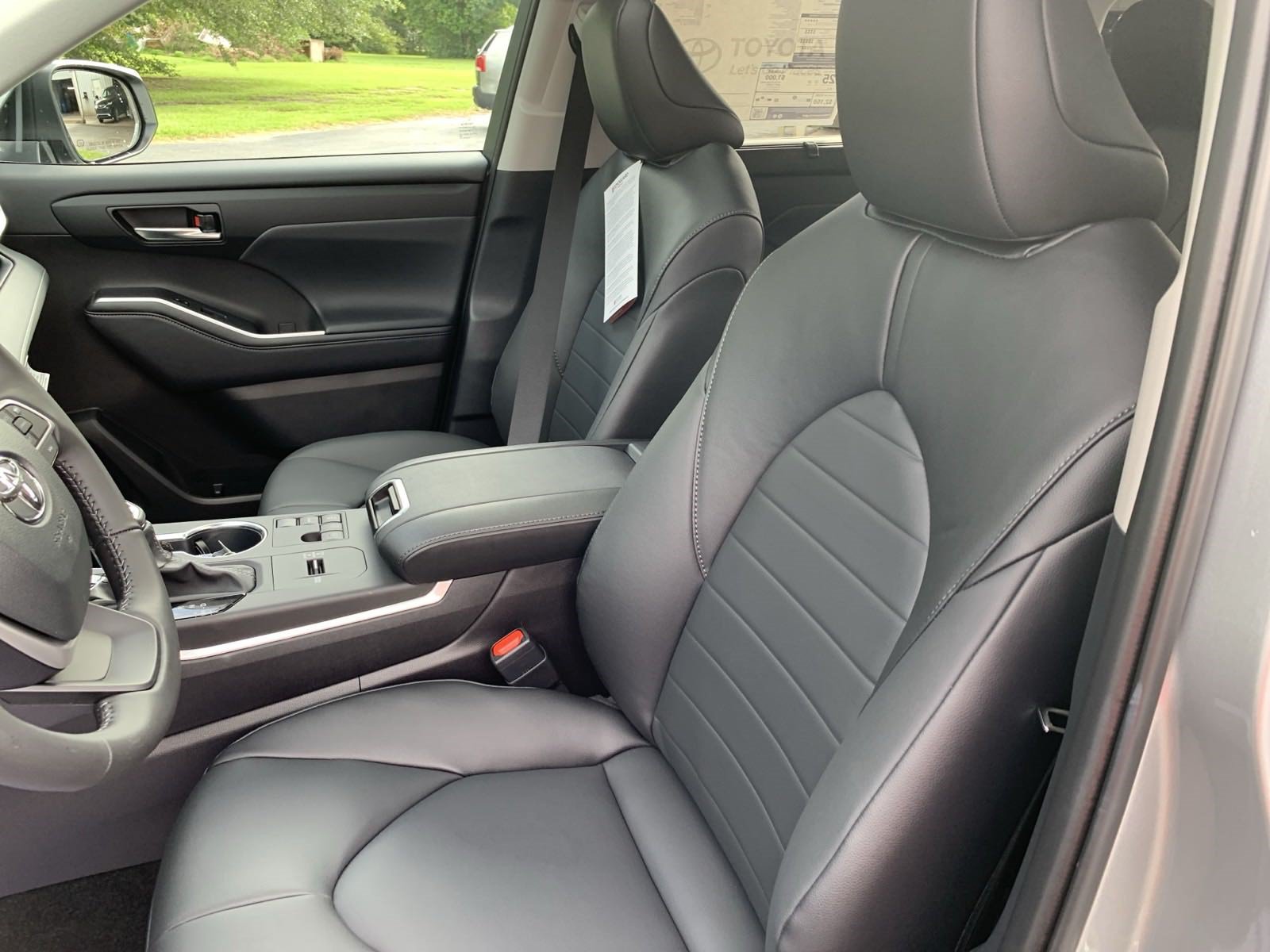 New 2024 Toyota Highlander XLE FWD image 19