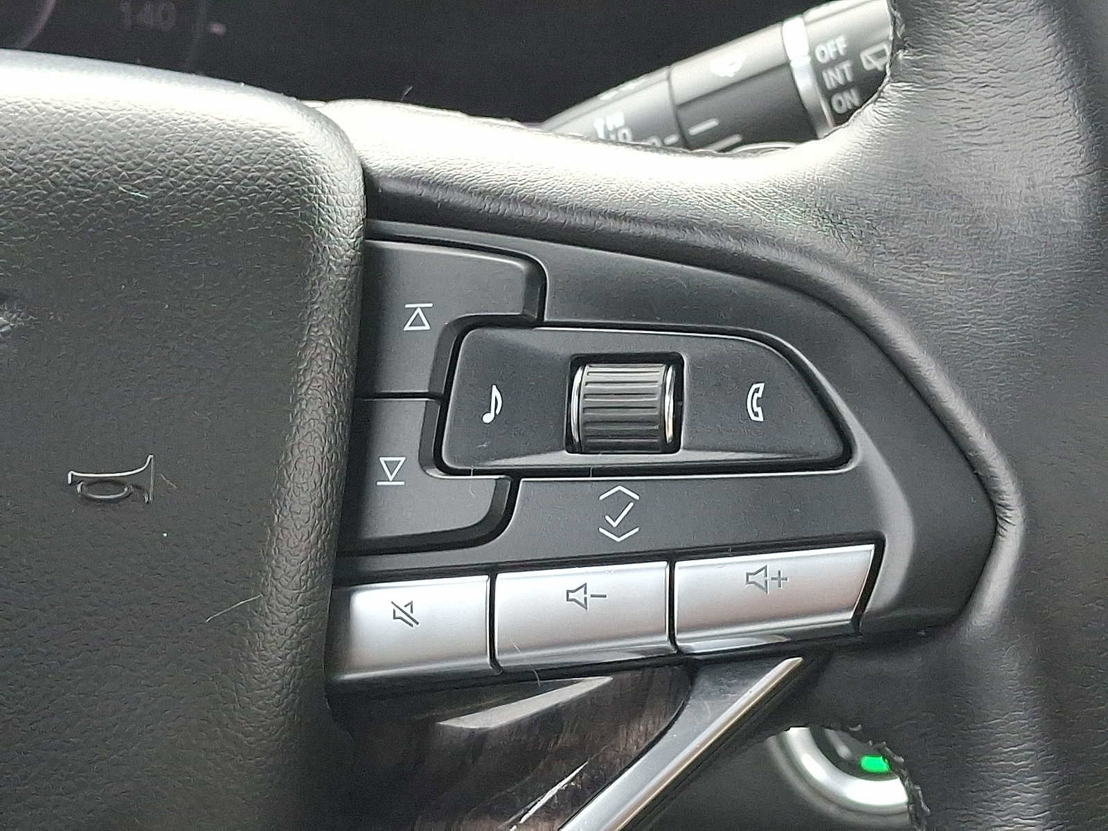 Used 2021 Cadillac Escalade Premium Luxury w/ Performance Package image 23