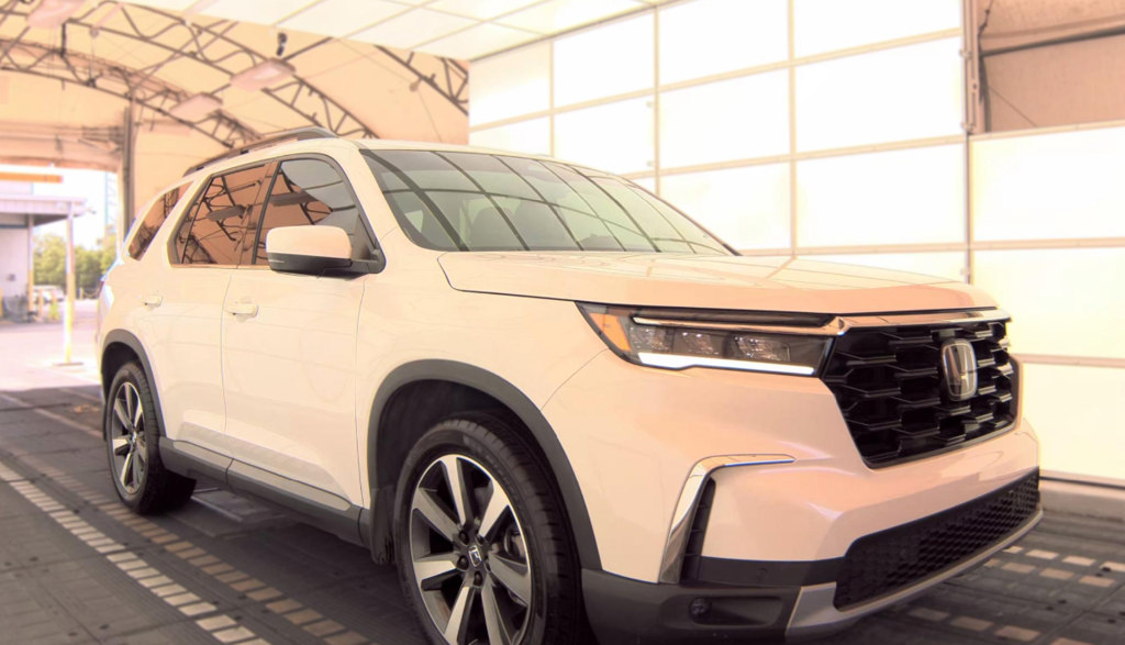 Used 2025 Honda Pilot Touring image 4