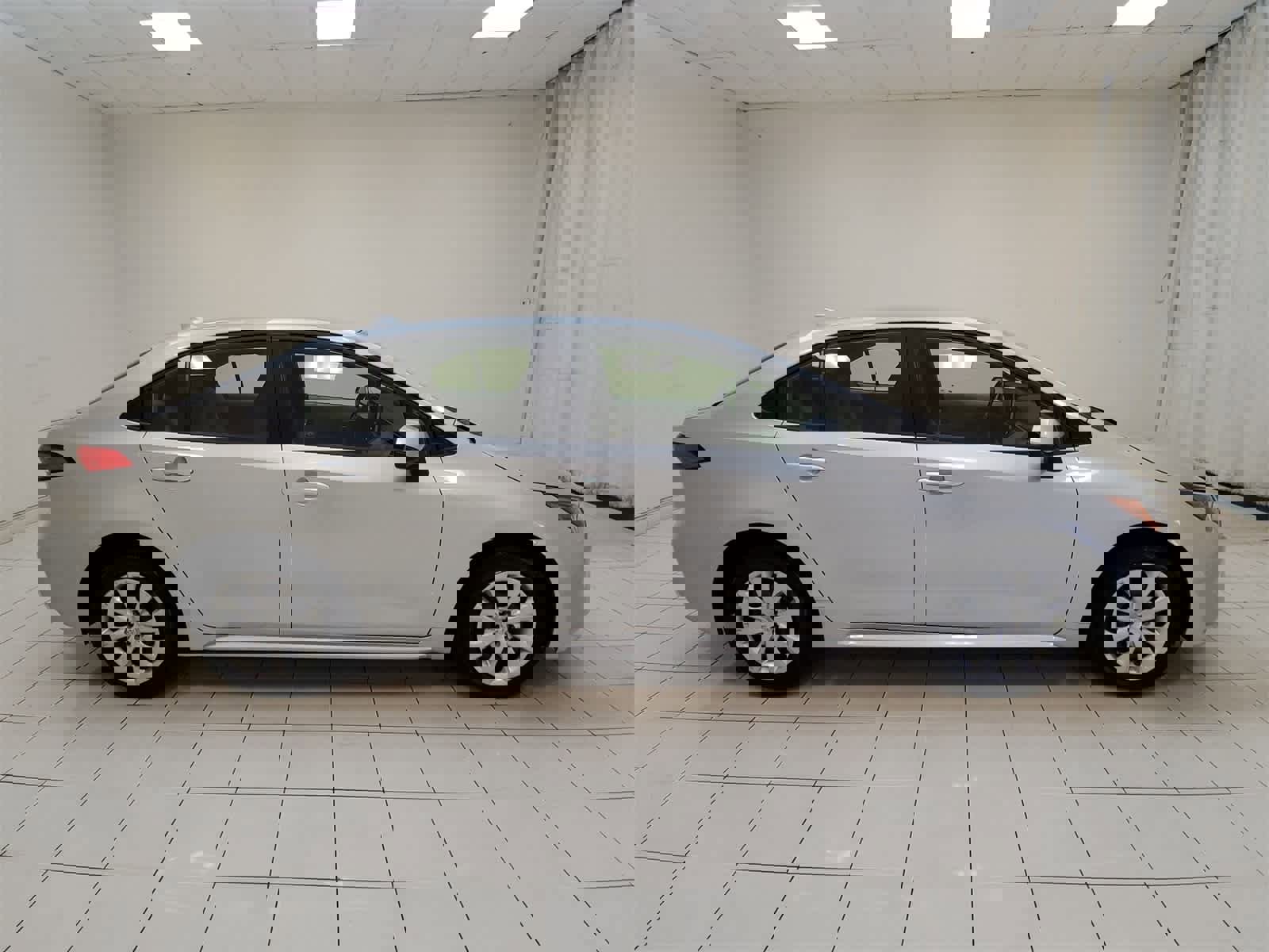 Used 2020 Toyota Corolla LE image 23