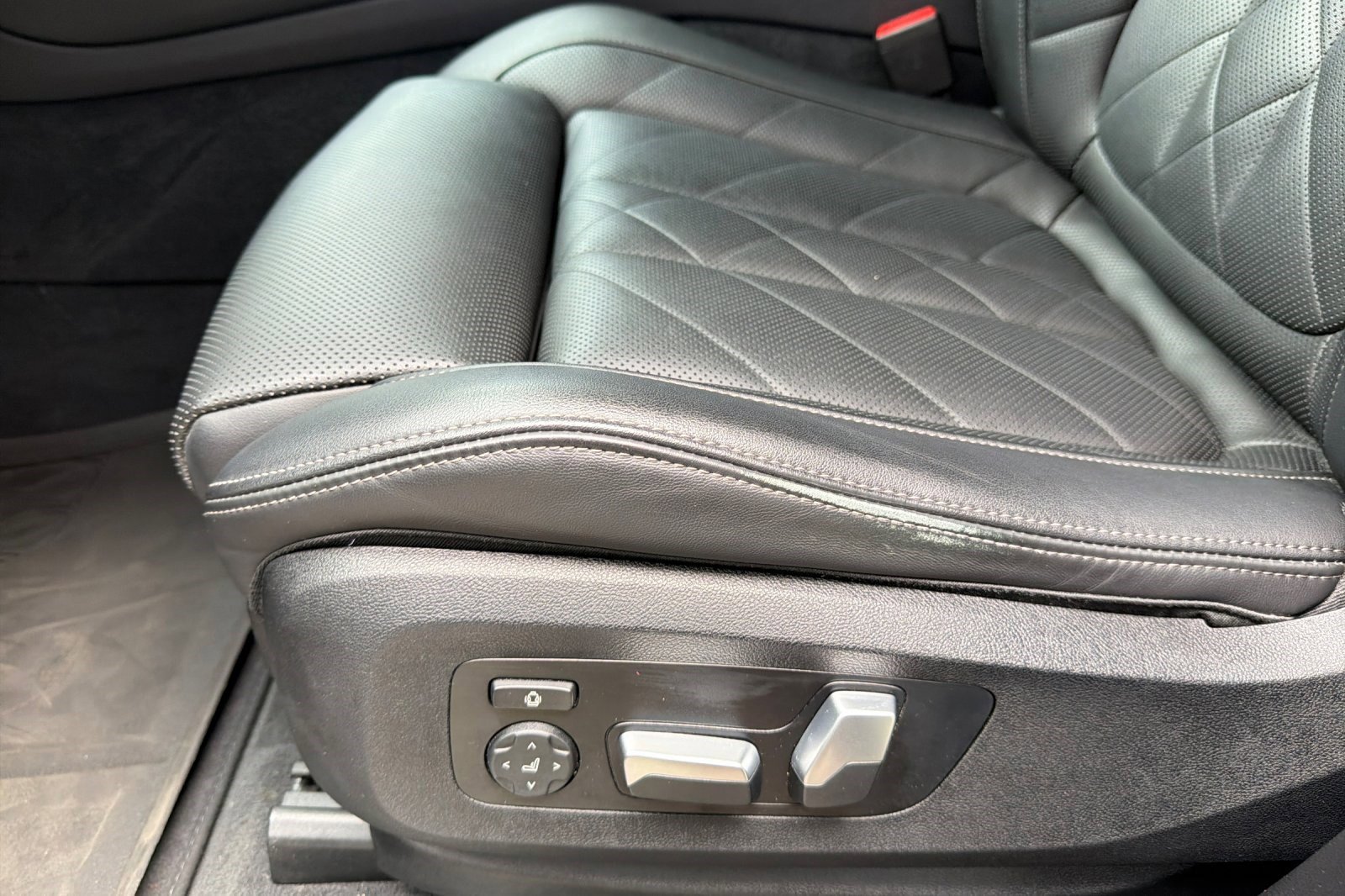 Used 2023 BMW X5 sDrive40i w/ M Sport Package image 14