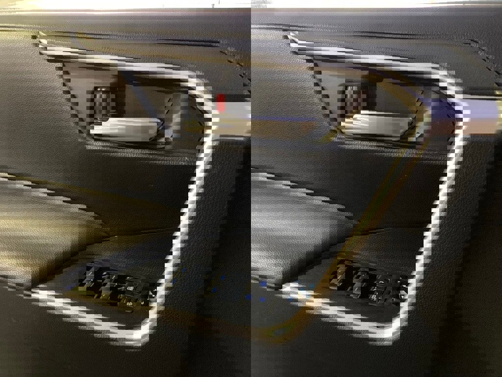 Used 2022 Toyota RAV4 SE image 13