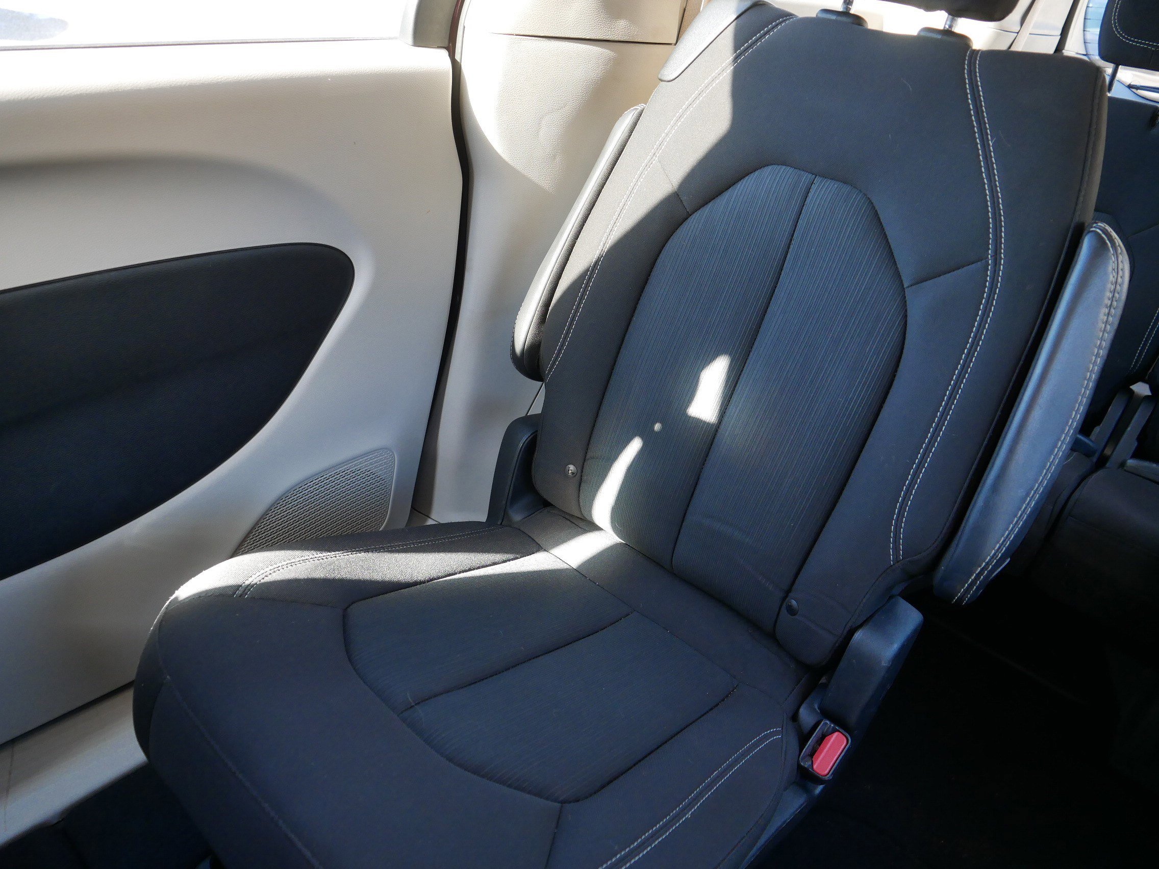 Used 2022 Chrysler Voyager LX image 12