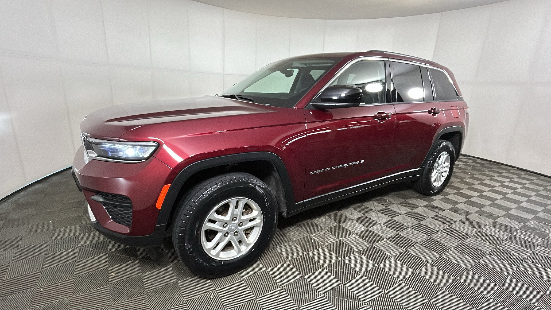 Used 2023 Jeep Grand Cherokee Laredo w/ Luxury Tech Group I AWD/4WD image 8