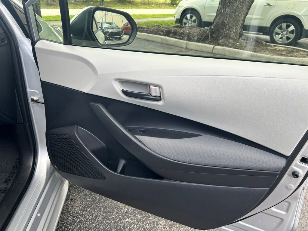 Used 2022 Toyota Corolla LE FWD image 28