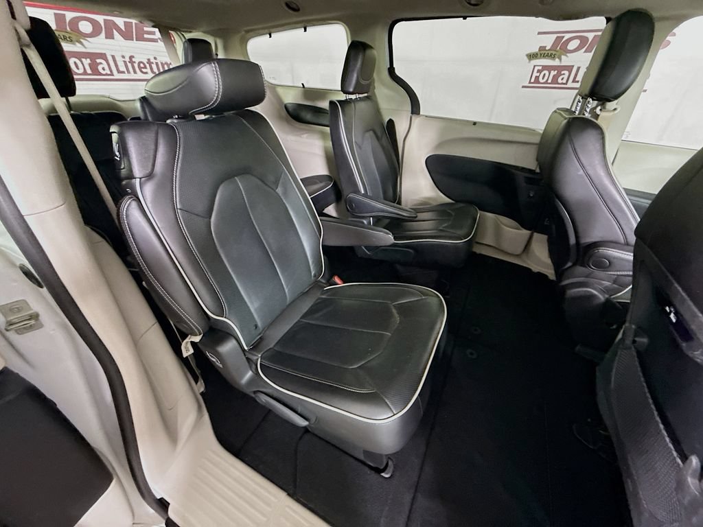 Used 2023 Chrysler Pacifica Limited AWD/4WD image 33