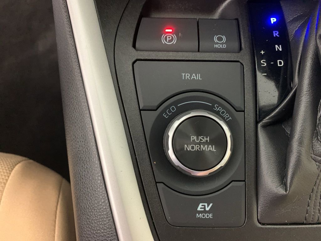Used 2021 Toyota RAV4 LE image 26