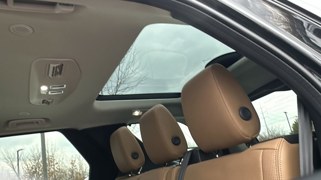 Certified 2025 Land Rover Discovery Metropolitan Edition image 26