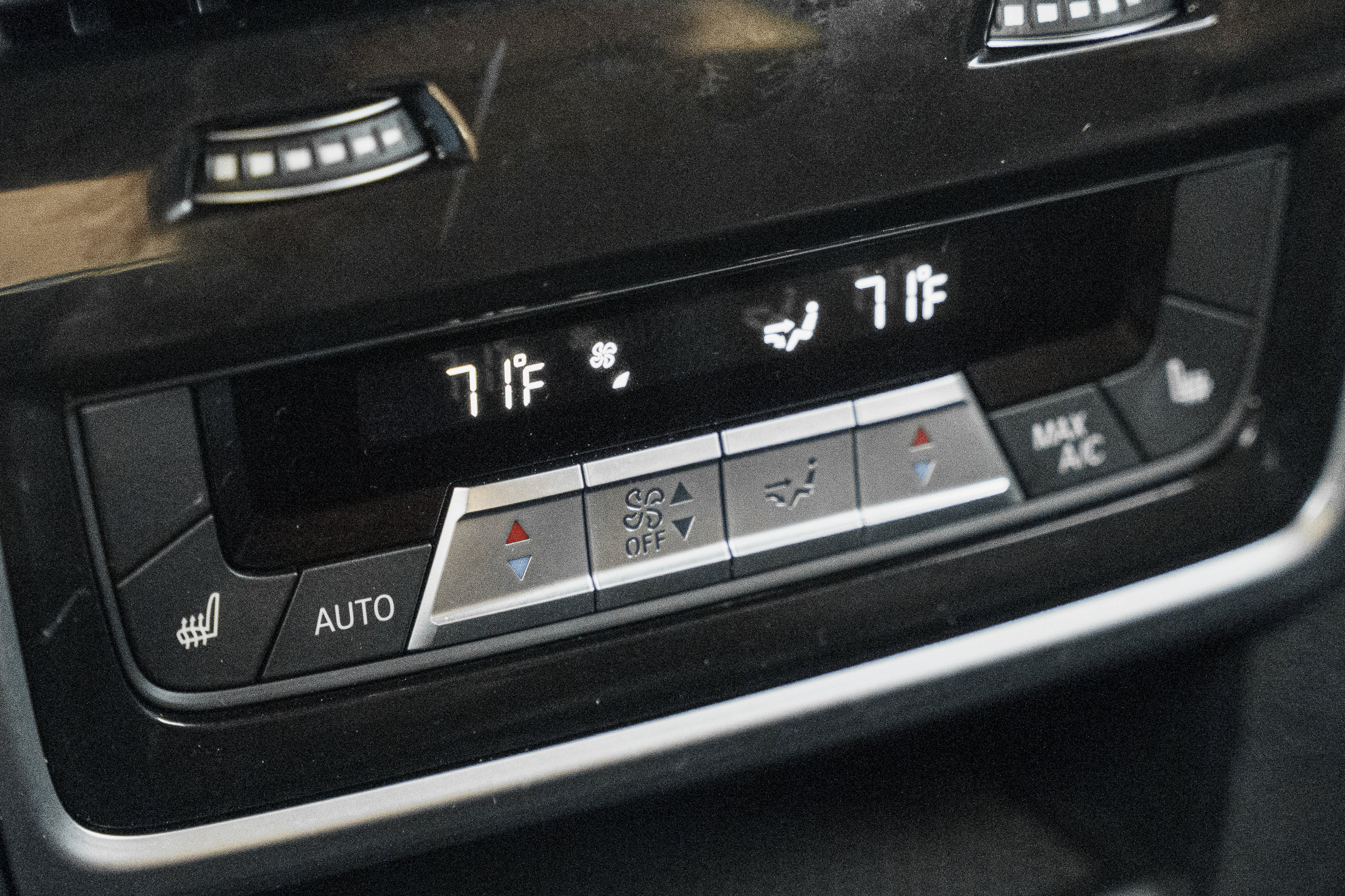 Used 2023 BMW X7 M60i w/ Executive Package image 25