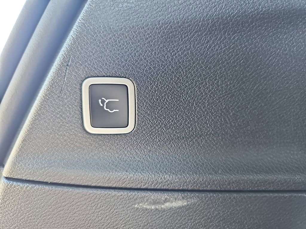 Used 2025 Chrysler Pacifica Select image 18