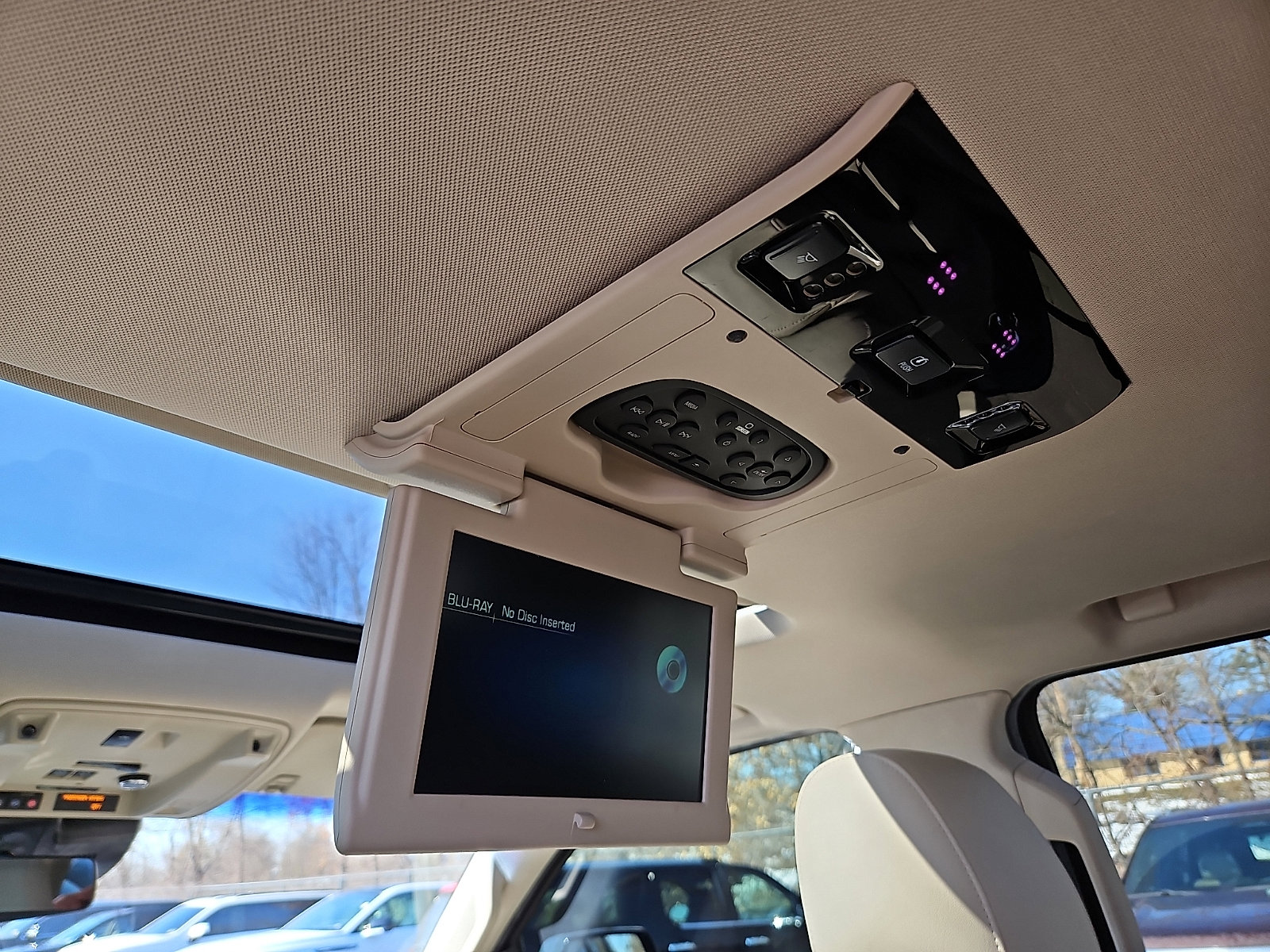 Used 2018 Cadillac Escalade Premium Luxury image 11