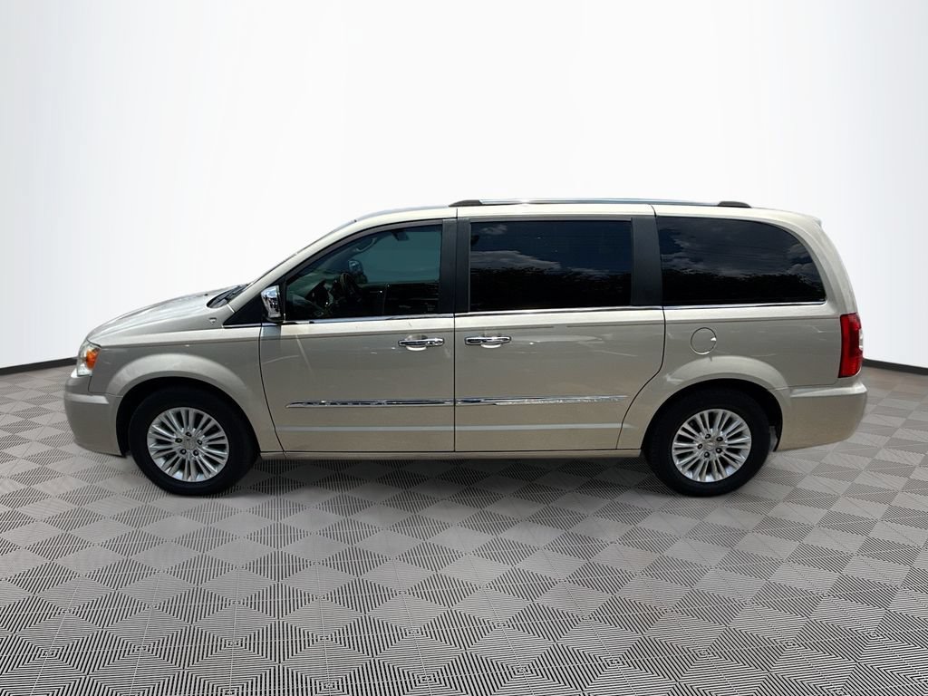 Used 2013 Chrysler Town & Country Limited w/ Luxury Group FWD image 9