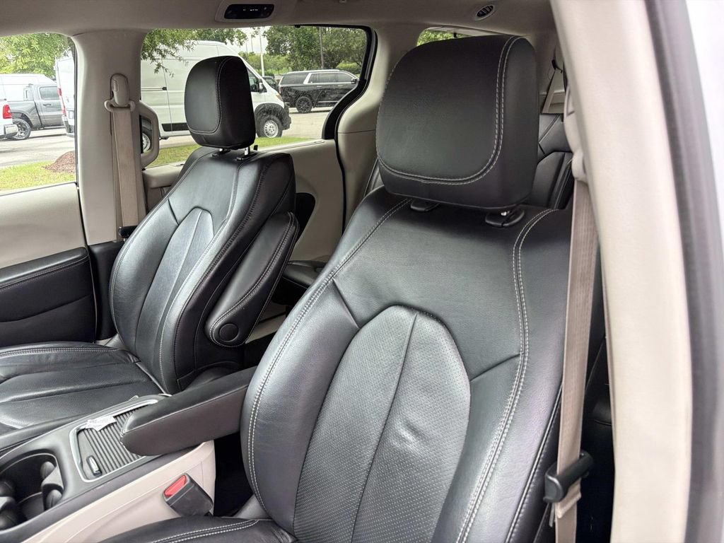 Used 2022 Chrysler Pacifica Touring-L FWD image 24