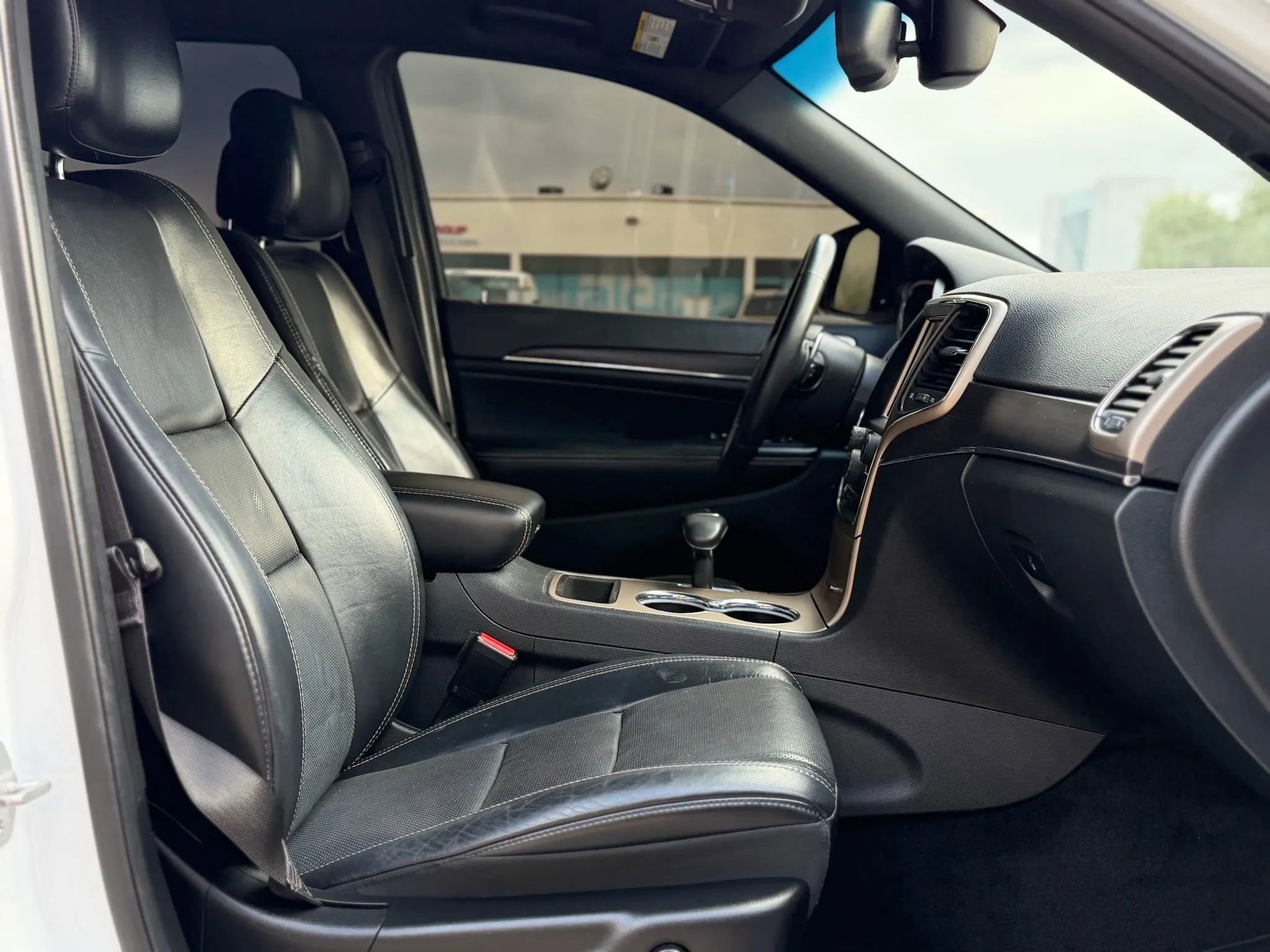 Used 2015 Jeep Grand Cherokee Limited w/ Luxury Group II image 18