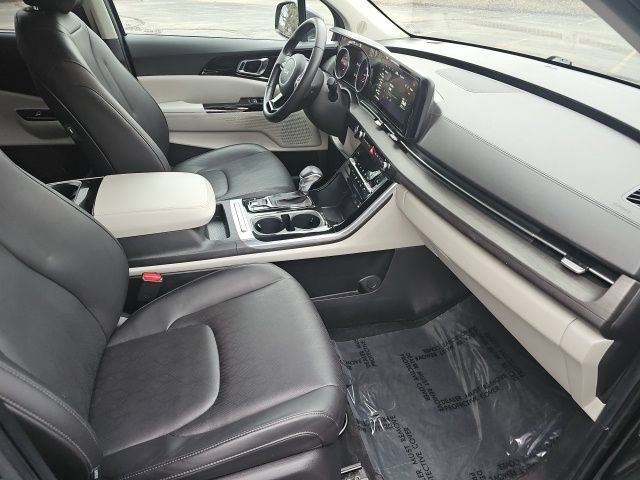 Used 2024 Kia Carnival EX image 11