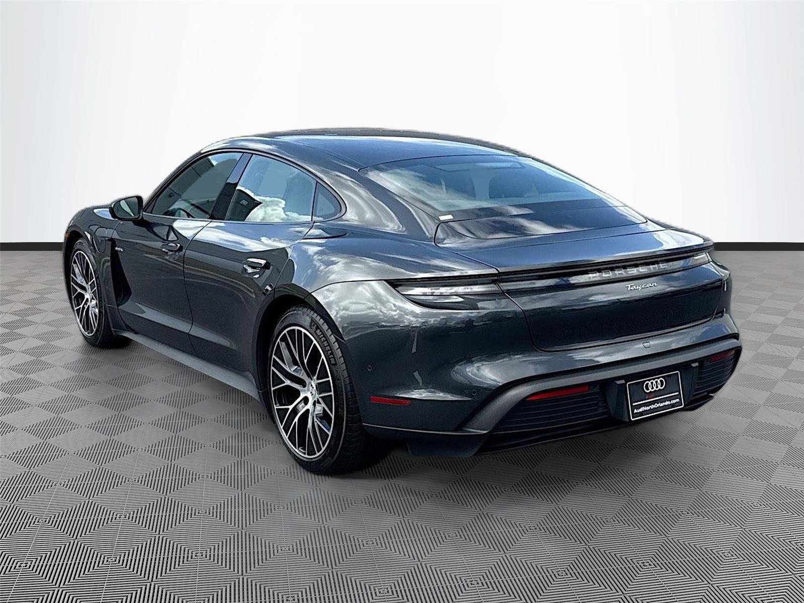 Used 2025 Porsche Taycan image 5