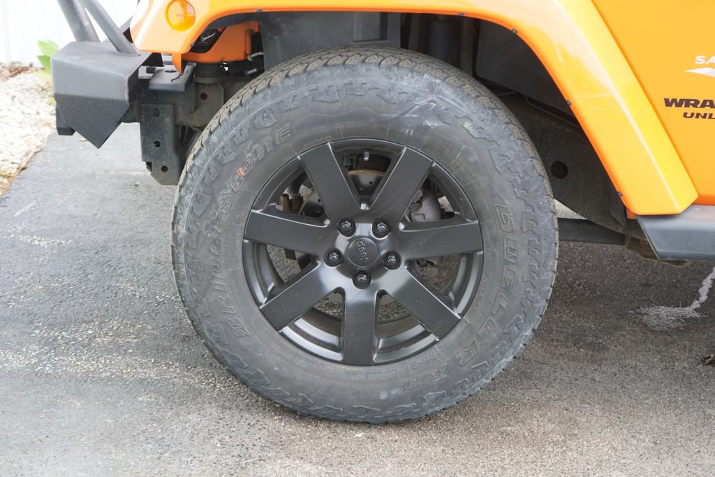 Used 2012 Jeep Wrangler Unlimited Sahara w/ Dual Top Group AWD/4WD image 6