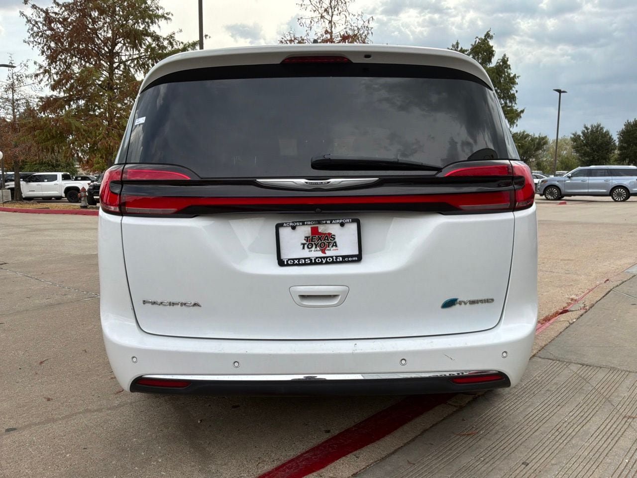 Used 2023 Chrysler Pacifica Touring-L FWD image 7