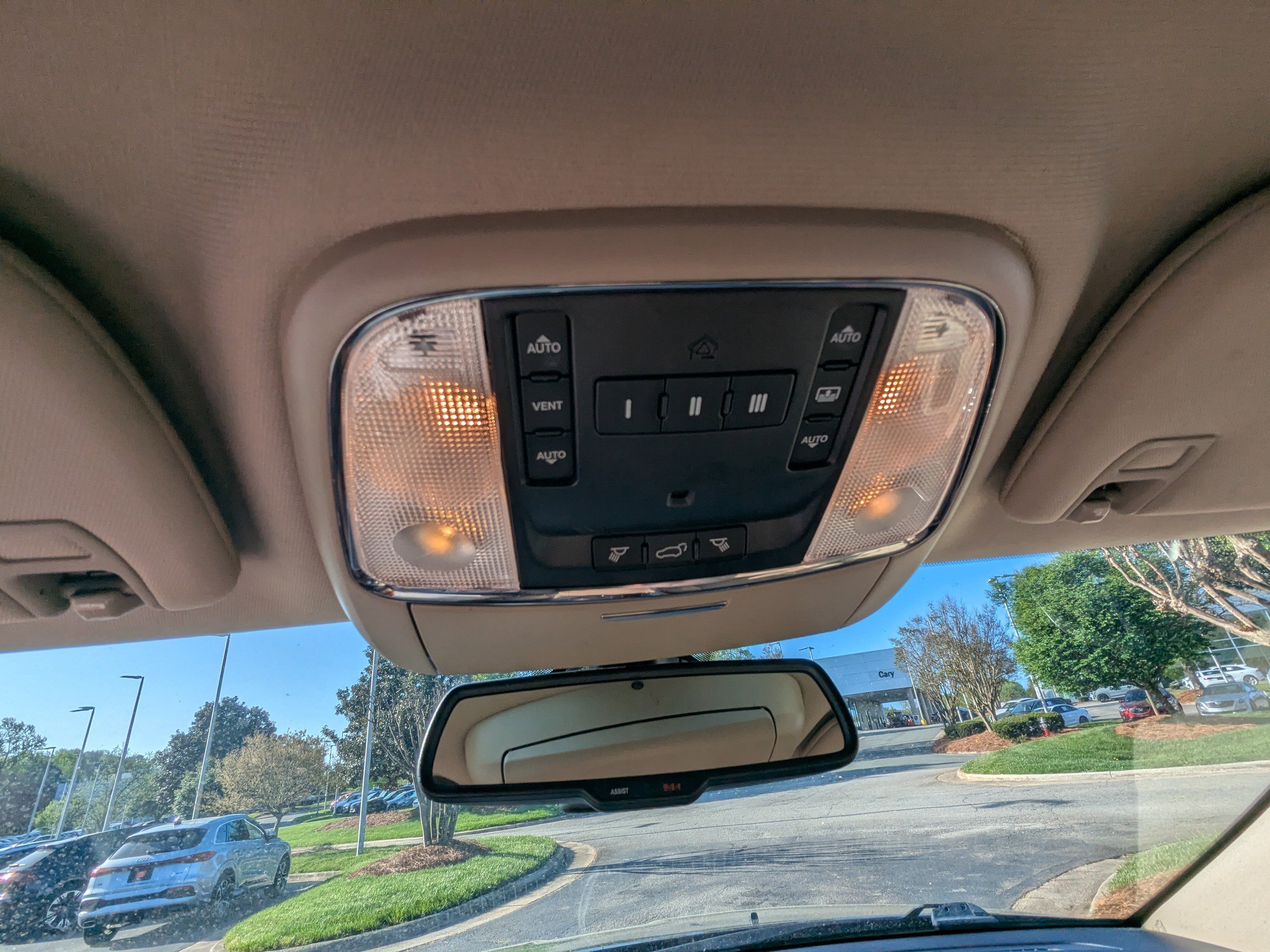 Used 2015 Jeep Grand Cherokee Limited w/ Luxury Group II image 30