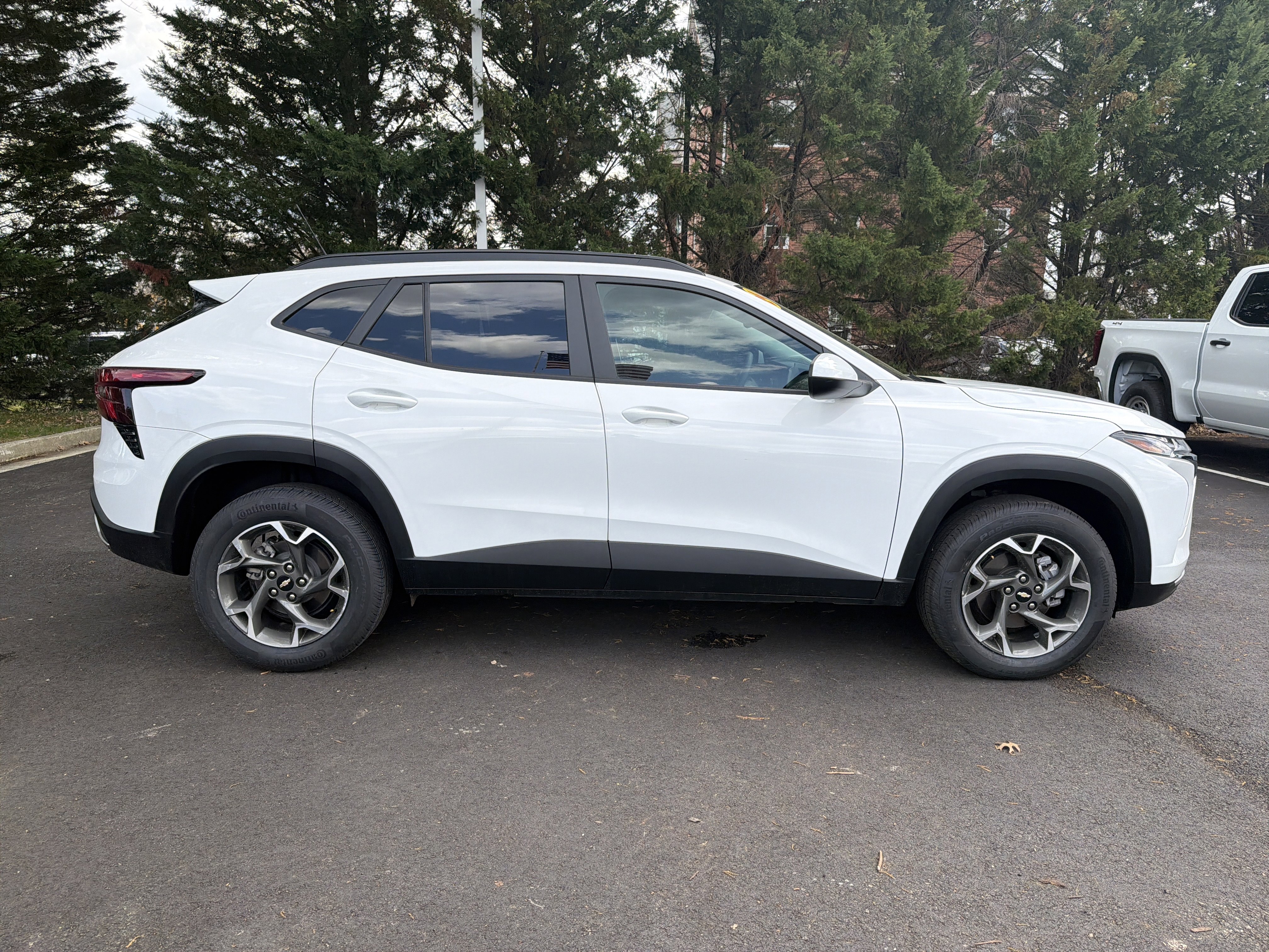 Used 2024 Chevrolet Trax LT image 11