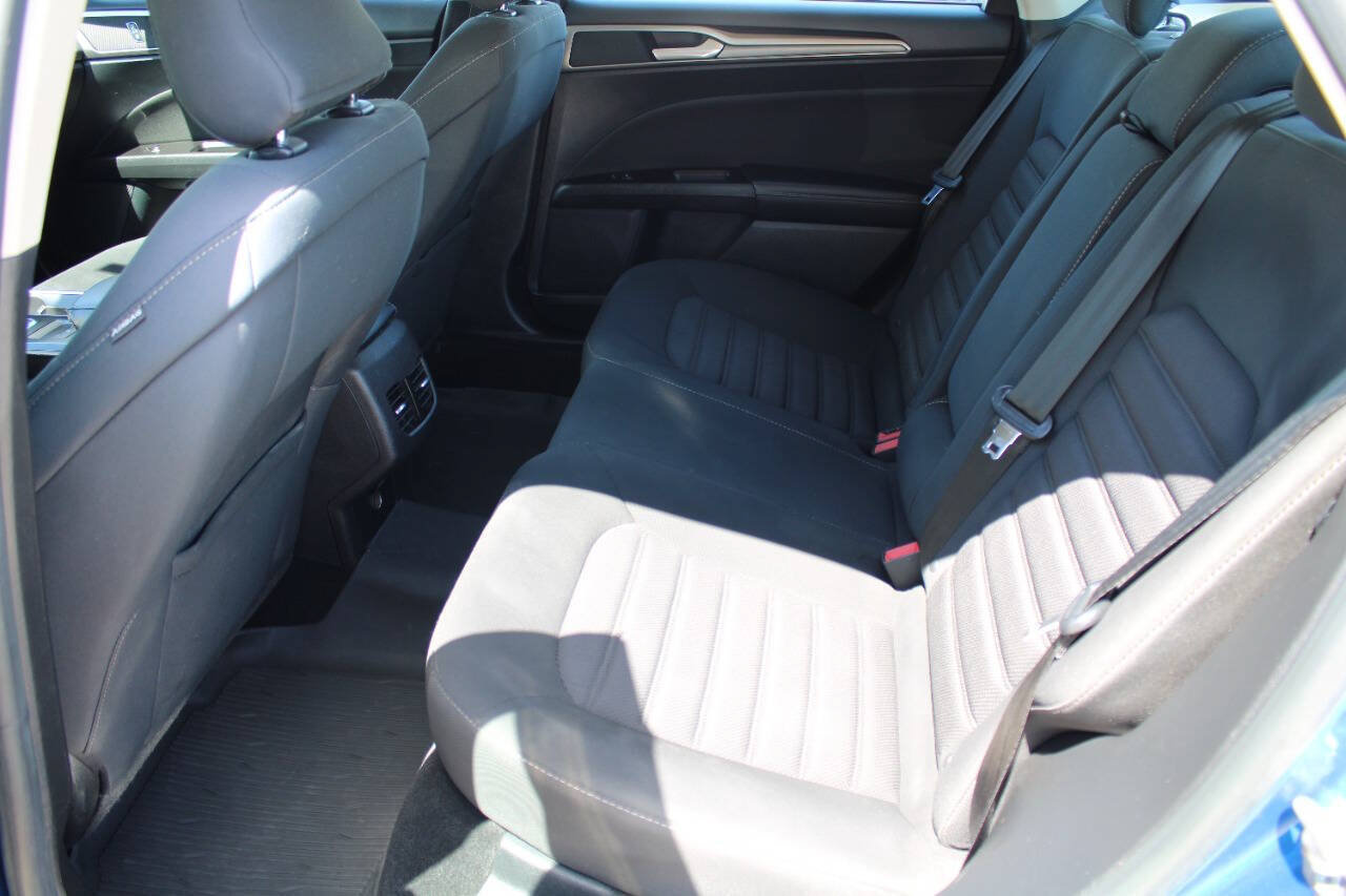 Used 2017 Ford Fusion SE w/ Fusion SE Technology Package FWD image 14