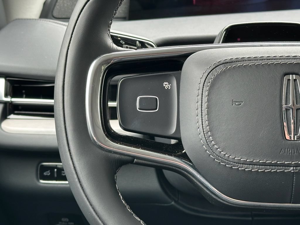 New 2025 Lincoln Navigator Reserve AWD/4WD image 9